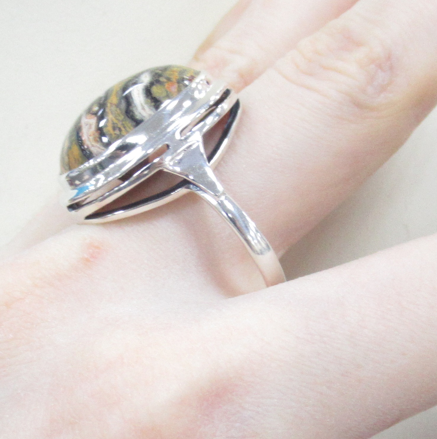 Серебряное кольцо 925 пробы; оксидирование; вставки 1 Яшма;
